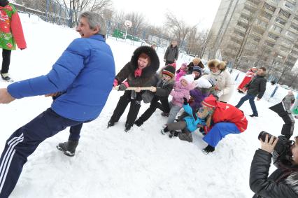 Празднование Масленицы. На снимке: перетягивание каната.