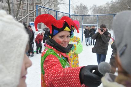 Празднование Масленицы. На снимке: аниматор проводит детский праздник.