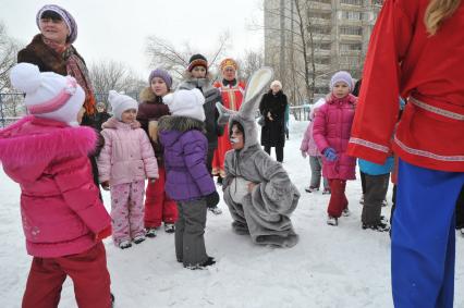 Празднование Масленицы. На снимке: аниматоры проводят детский праздник.