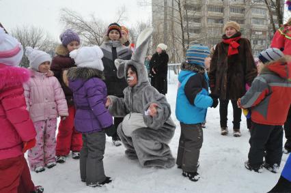 Празднование Масленицы. На снимке: аниматоры проводят детский праздник.