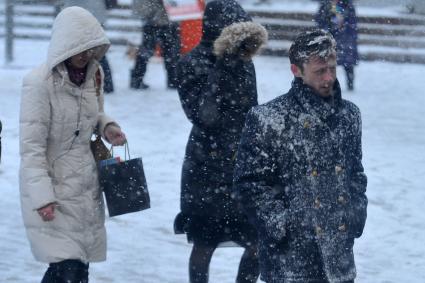 Снегопад в городе. На снимке: жители мегаполиса в снежную ветренную погоду.