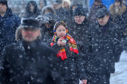 Снегопад в городе. На снимке: женщина пьет пакетированный сок.