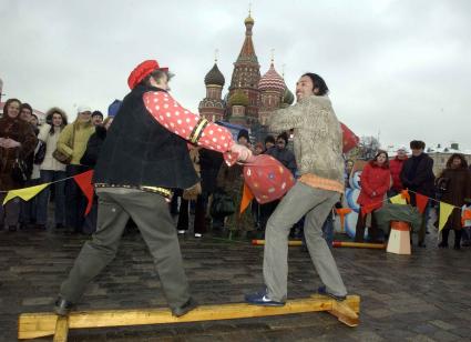 Гуляния на Масленицу в центре Москвы.