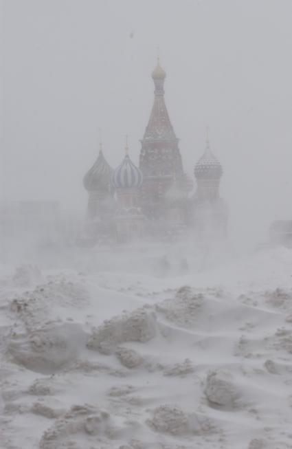 Храм Василия Блаженного в метель