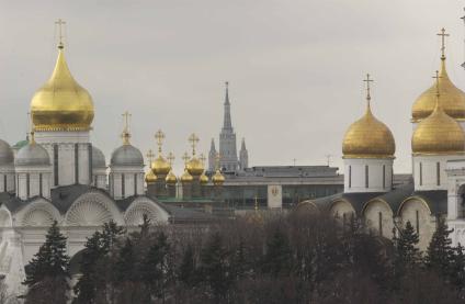 Вид на Спасскую башню через Архангельский, Благовещенский и Успенский соборы (слева направо).