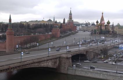 Вид на Кремль и собор Василия Блаженного в Москве.