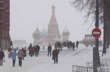 Люди на Красной площади зимой.