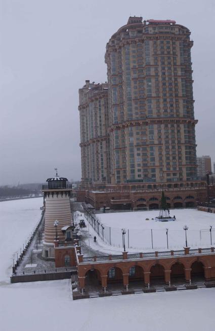 Жилой комплекс \"Алые паруса\", расположенный на берегу Москвы-реки в Москве зимой.