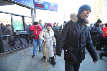 Новый Арбат. Митинг `За честные выборы`, организованный активистами движения `Левый фронт` . На снимке: старая женщина с палочкой идет вместе с митингующими.