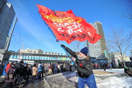 Новый Арбат. Митинг `За честные выборы`, организованный активистами движения `Левый фронт` . На снимке: участник митинга с флагом.