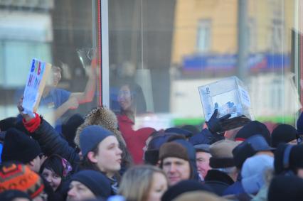 Новый Арбат. Митинг `За честные выборы`, организованный активистами движения `Левый фронт` . На снимке: мужчина держит в руках прозрачную коробку для сбора денег.