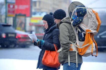 Туристы с картой в городе.