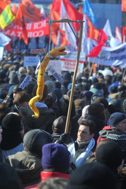 Новый Арбат. Митинг `За честные выборы`, организованный активистами движения `Левый фронт` . На снимке: участники митинга.