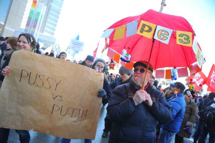 Новый Арбат. Митинг `За честные выборы`, организованный активистами движения `Левый фронт` . На снимке: участники митинга.