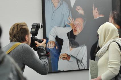 9-й Московский международный фестиваль `Фотобиеннале 2012`. Выставка `Парламент` австрийской арт-группы G.R.A.M.  На снимке: фотограф за работой.