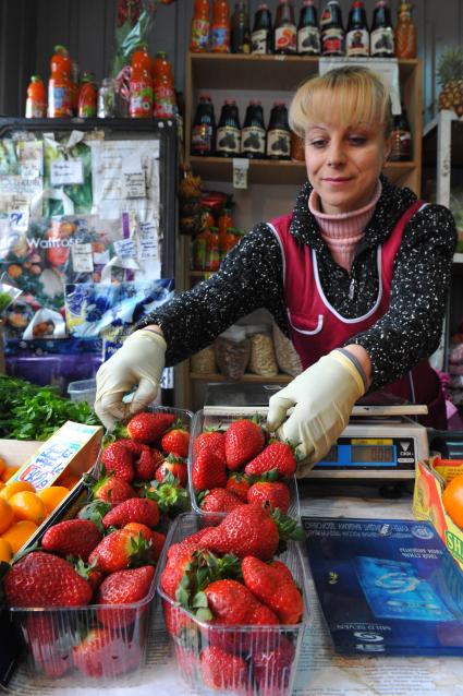 Продажа овощей и фруктов. На снимке: свежая клубника.