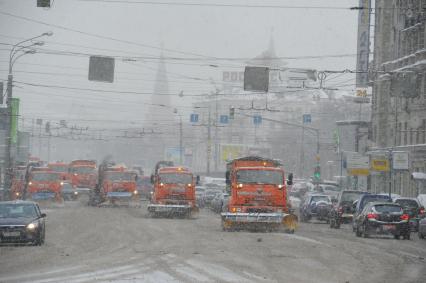 Снегопад. На снимке: снегоуборочная техника на улицах города.