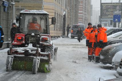 Снегопад. На снимке: снегоуборочная техника на улицах города.