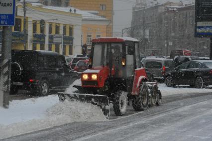 Снегопад. На снимке: снегоуборочная техника на улицах города.