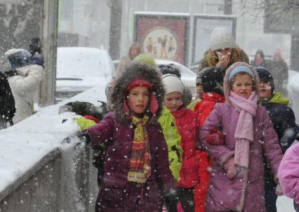 Снегопад. На снимке: снегоуборочная техника на улицах города.