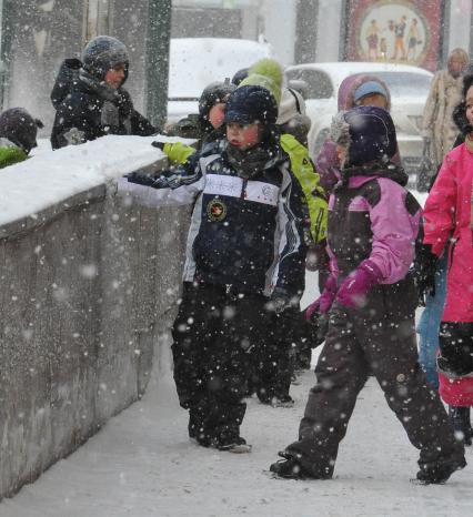 Снегопад в городе. На снимке: дети на зимней прогулке.