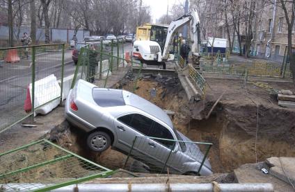 Автомобиль упал в яму во время ремонта коммуникаций на улице.