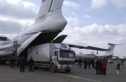 Самолет МЧС во время погрузки в него гуманитарной помощи.