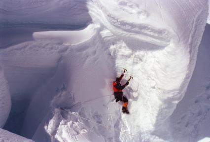 Май-июнь 2002 год. Экспедиция Матвея Шпаро. Один из спортсменов во время восхождения на гору.