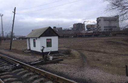 Вид на завод в провинциальном городе с железной дороги.