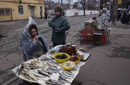 Уличная торговля в провинциальном городе. Женщины продают рыбу, соленья и семечки.