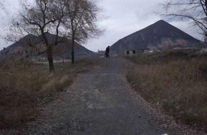 Дорога в провинциальном городе с видом на горы.