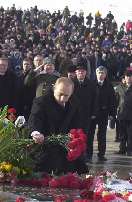 Волгоград. Президент РФ Владимир Путин возлагает букет гвоздик на могилу дважды Героя Советского Союза маршала Чуйкова, которая находится у подножия монумента \"Родина-мать зовет!\" на Мамаевом кургане.