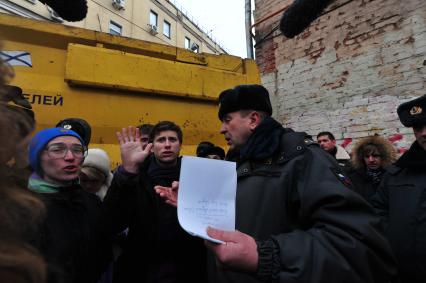 Акция у сносимого здания в Большом Козихинском переулке. На снимке: блогер, депутат муниципального собрания внутригородского муниципального образования Лефортово города Москвы Анна Андреева (слева) с сотрудниками полиции.