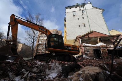 Большой Козихинский переулок дом 25. На снимке: экскаватор на месте сноса исторического здания.