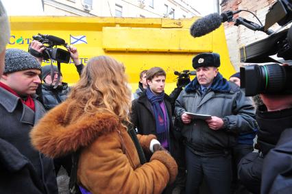 Акция у сносимого здания в Большом Козихинском переулке. На снимке: активисты коалиции `В защиту Москвы`и сотрудники полиции.