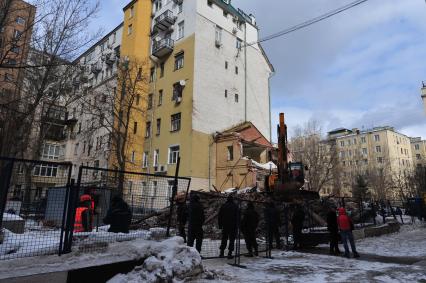 Большой Козихинский переулок дом 25. На снимке: рабочие на месте сноса исторического здания.