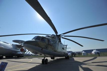 10-й Международный авиационно-космический салон `МАКС-2011`. На снимке тяжелый десантно-транспортный вертолет Ми-26.