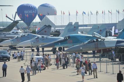 10-й Международный авиационно-космический салон `МАКС-2011`. На снимке посетители салона.