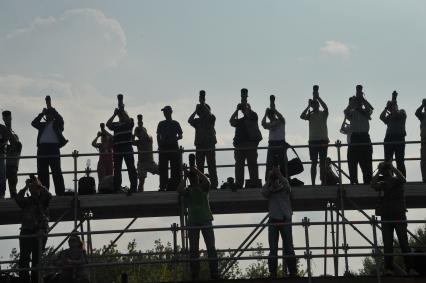 10-й Международный авиационно-космический салон `МАКС-2011`. На снимке фотокорреспонденты во время работы.