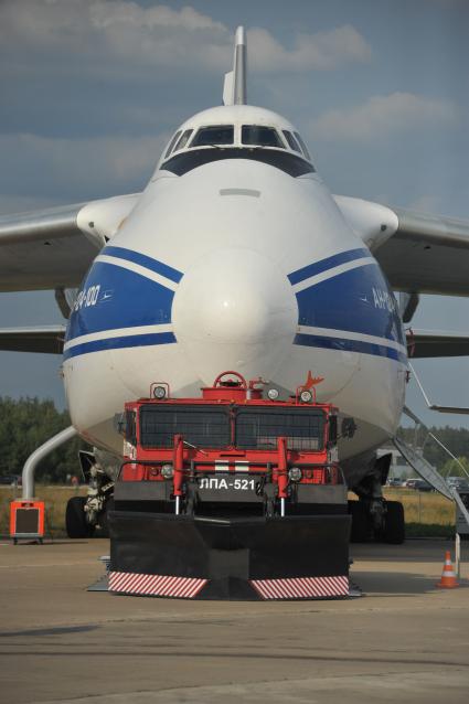 10-й Международный авиационно-космический салон `МАКС-2011`. На снимке советский и украино-российский транспортный самолёт Ан-124-100 на статической экспозиции.