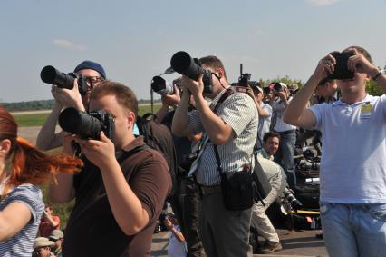 10-й Международный авиационно-космический салон `МАКС-2011`. На снимке фотокорреспонденты во время работы.