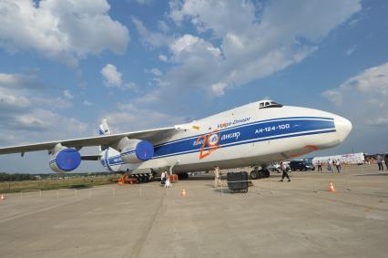 10-й Международный авиационно-космический салон `МАКС-2011`. На снимке советский и украино-российский транспортный самолёт Ан-124-100 на статической экспозиции.