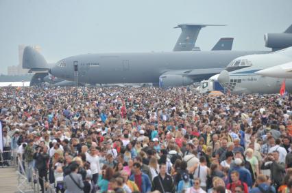 10-й Международный авиационно-космический салон `МАКС-2011`. На снимке посетители салона.