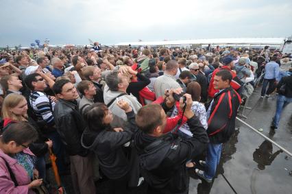 10-й Международный авиационно-космический салон `МАКС-2011`. На снимке посетители салона у входа.