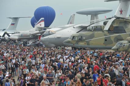 10-й Международный авиационно-космический салон `МАКС-2011`. На снимке посетители салона.