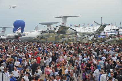 10-й Международный авиационно-космический салон `МАКС-2011`. На снимке посетители салона.