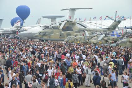 10-й Международный авиационно-космический салон `МАКС-2011`. На снимке посетители салона.