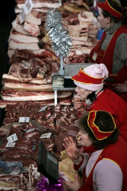 Продажа мяса на рынке, Минск.