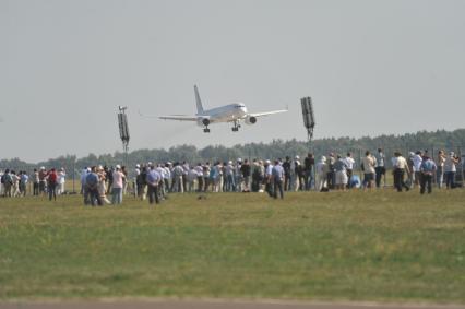 10-й Международный авиационно-космический салон `МАКС-2011`. На снимке пассажирский самолет Ту-204 .