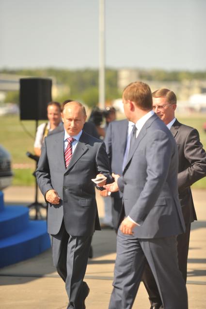 10-й Международный авиационно-космический салон `МАКС-2011`. На снимке  (слева направо): председатель правительства России Владимир Путин, руководитель протокола председателя правительства России, заместитель руководителя аппарата правительства России Антон Вайно и заместитель председателя правительства России Сергей Иванов  на официальном открытии салона.